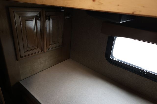 Fleetwood Discovery LXE Vehicle Full-screen Gallery Image 80