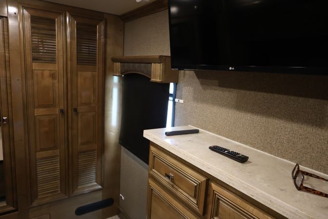 Fleetwood Discovery LXE Vehicle Full-screen Gallery Image 82