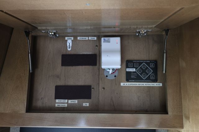 Fleetwood Discovery LXE Vehicle Full-screen Gallery Image 85