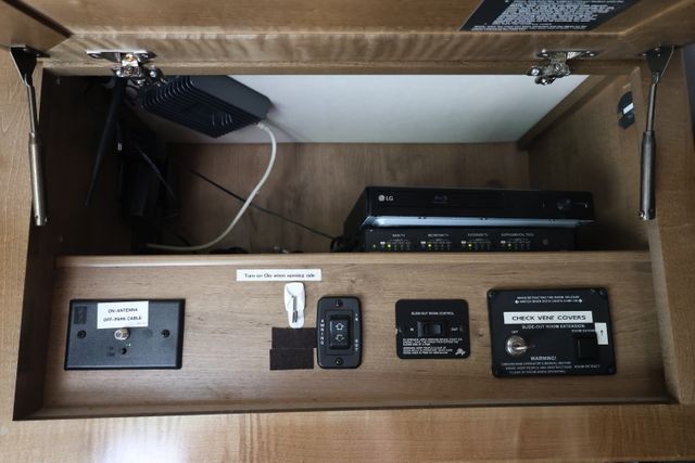 Fleetwood Discovery LXE Vehicle Full-screen Gallery Image 86