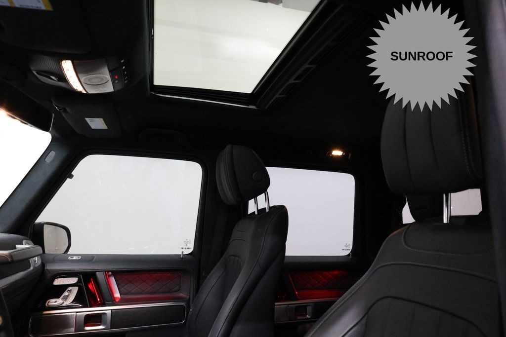 Mercedes-Benz G-Class Vehicle Full-screen Gallery Image 19