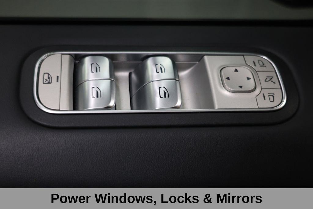 Mercedes-Benz G-Class Vehicle Full-screen Gallery Image 44