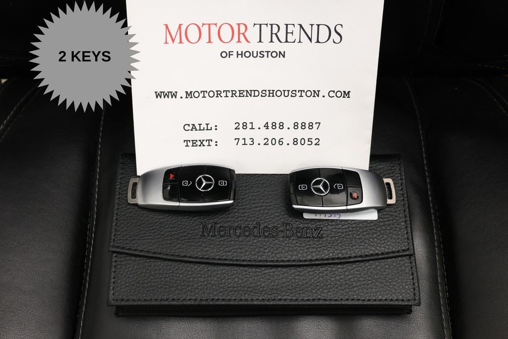 Mercedes-Benz G-Class Vehicle Full-screen Gallery Image 45
