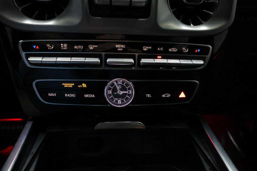 Mercedes-Benz G-Class Vehicle Full-screen Gallery Image 90