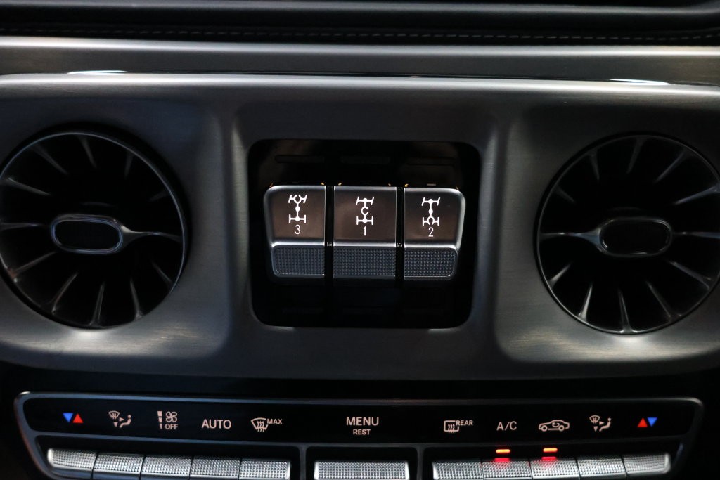 Mercedes-Benz G-Class Vehicle Full-screen Gallery Image 92