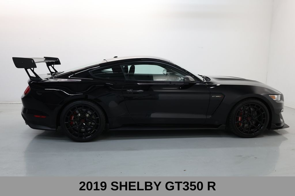 Ford Mustang Vehicle Full-screen Gallery Image 04