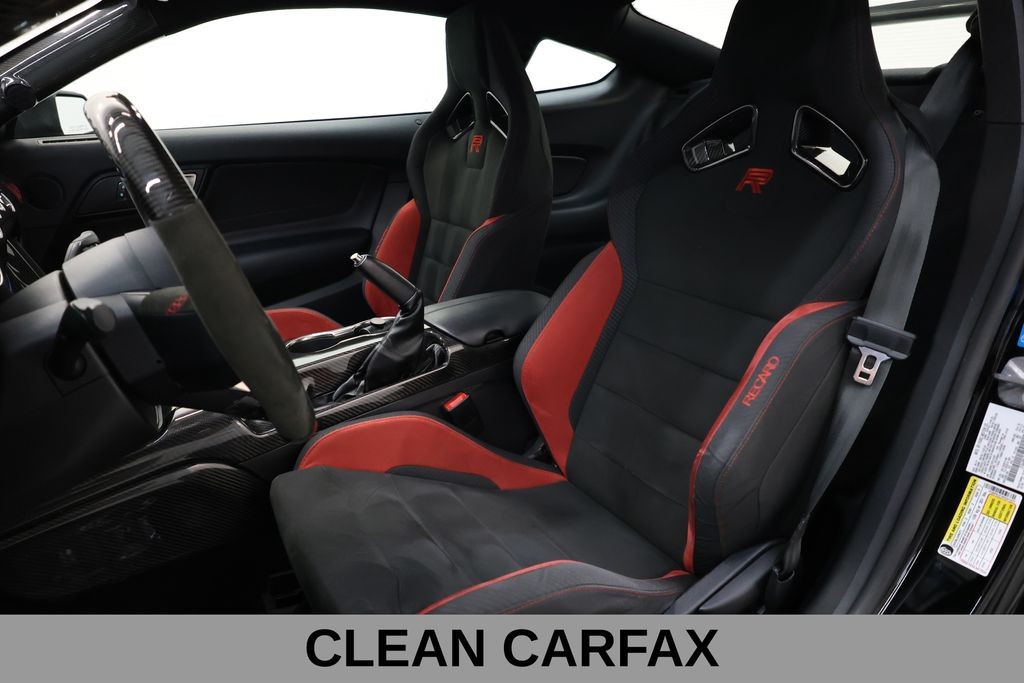 Ford Mustang Vehicle Full-screen Gallery Image 11