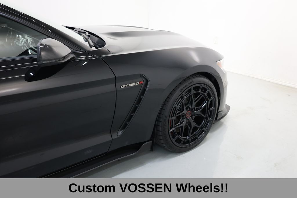 Ford Mustang Vehicle Full-screen Gallery Image 16