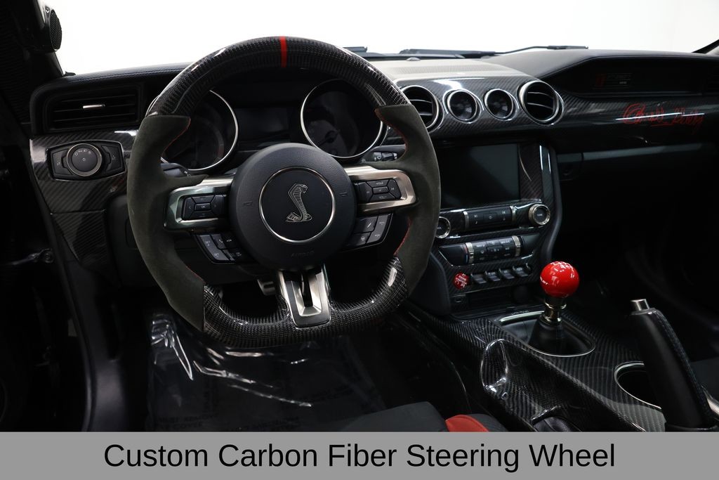 Ford Mustang Vehicle Full-screen Gallery Image 18