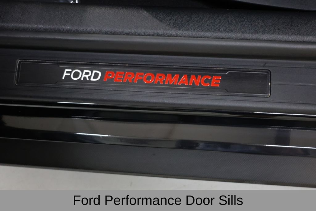 Ford Mustang Vehicle Full-screen Gallery Image 35