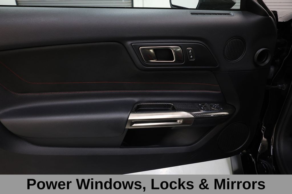 Ford Mustang Vehicle Full-screen Gallery Image 50