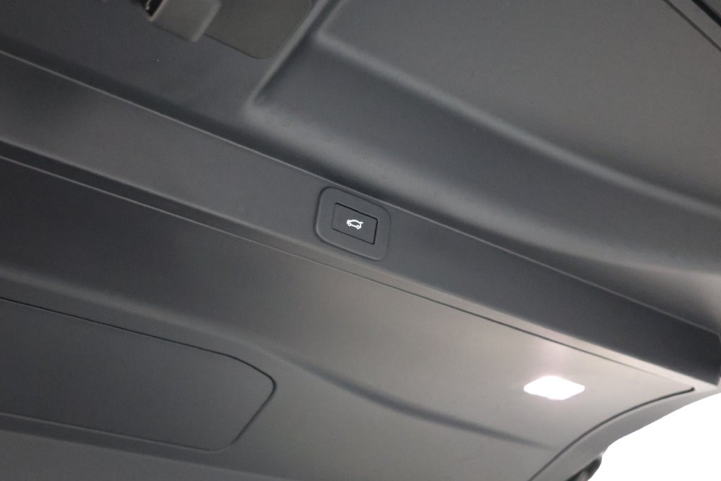 Land Rover Range Rover Vehicle Full-screen Gallery Image 76