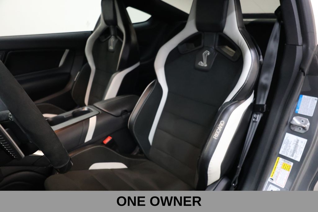 Ford Mustang Vehicle Full-screen Gallery Image 12