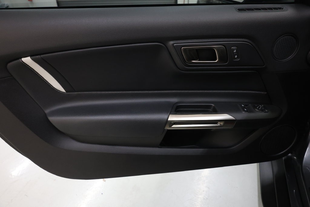 Ford Mustang Vehicle Full-screen Gallery Image 80