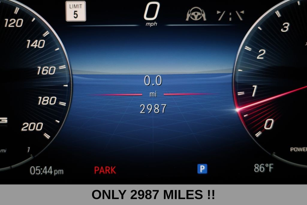 Mercedes-Benz G-Class Vehicle Full-screen Gallery Image 08