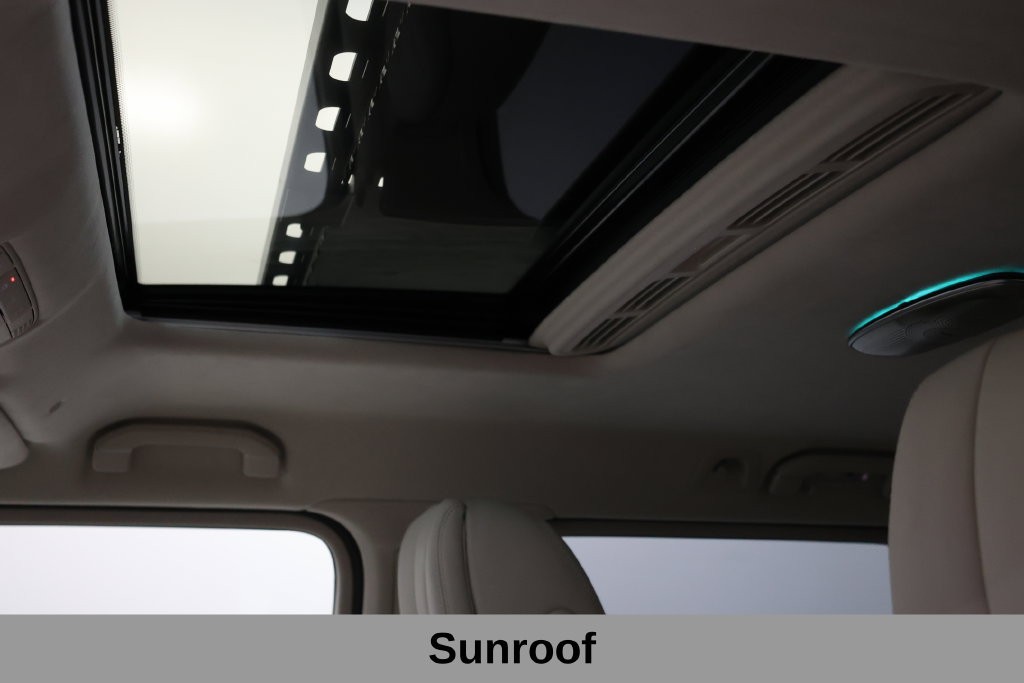 Mercedes-Benz G-Class Vehicle Full-screen Gallery Image 27