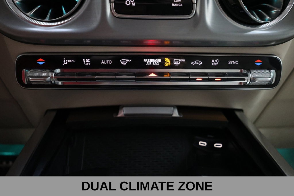 Mercedes-Benz G-Class Vehicle Full-screen Gallery Image 46