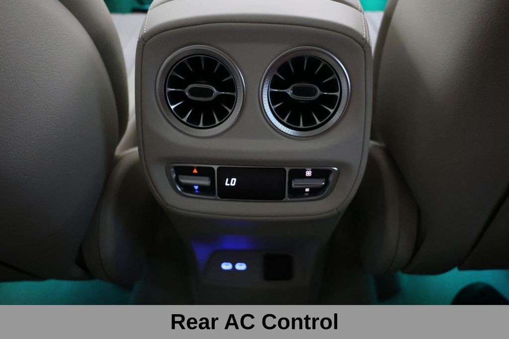 Mercedes-Benz G-Class Vehicle Full-screen Gallery Image 47