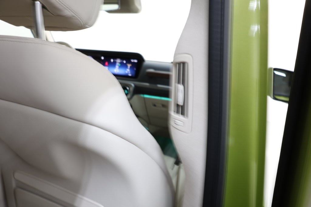 Mercedes-Benz G-Class Vehicle Full-screen Gallery Image 95