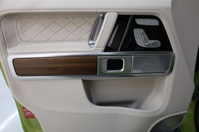 Mercedes-Benz G-Class Vehicle Image 85