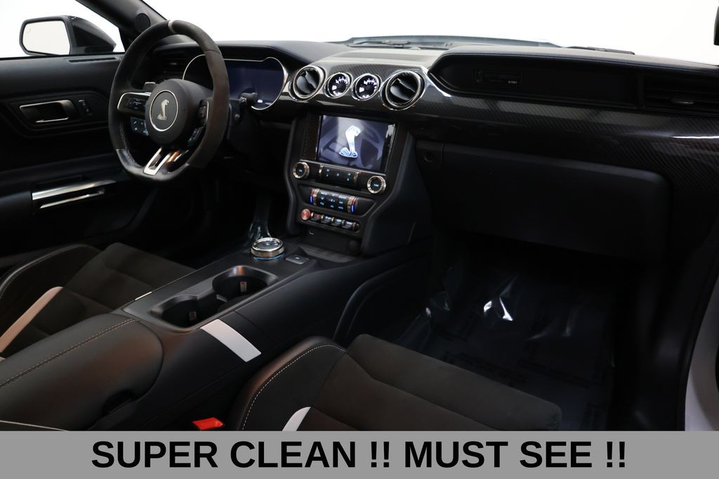 Ford Mustang Vehicle Full-screen Gallery Image 18