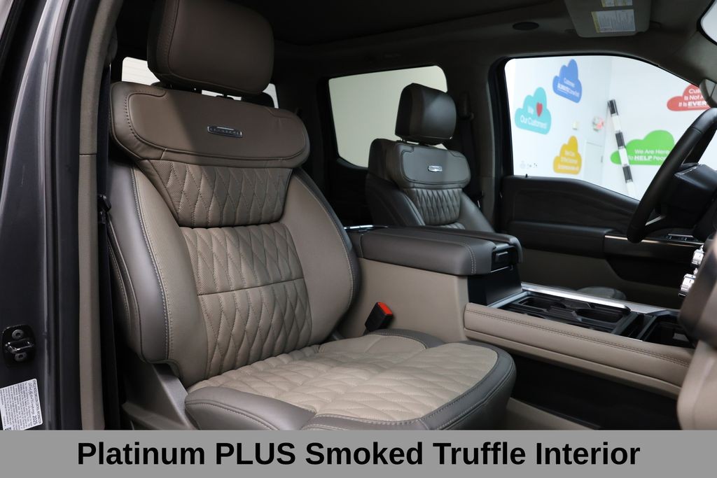 Ford F-450SD Vehicle Full-screen Gallery Image 16