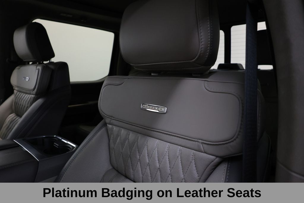 Ford F-450SD Vehicle Full-screen Gallery Image 17