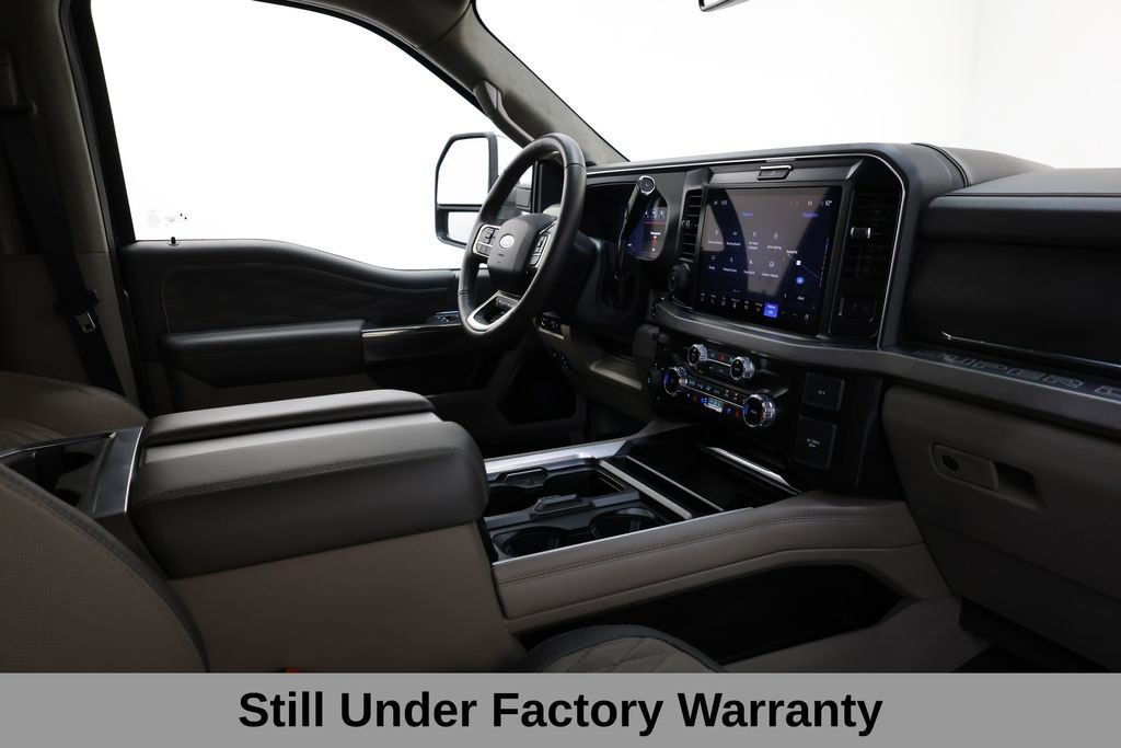 Ford F-450SD Vehicle Full-screen Gallery Image 18