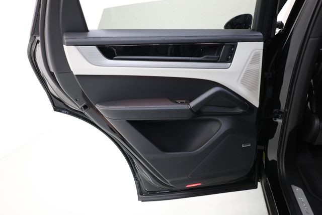 Porsche Cayenne Vehicle Image 55