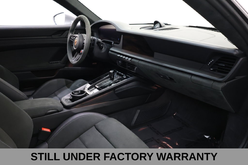 Porsche 911 Vehicle Full-screen Gallery Image 18