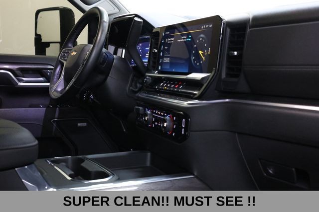 Chevrolet Silverado 3500HD Vehicle Full-screen Gallery Image 30