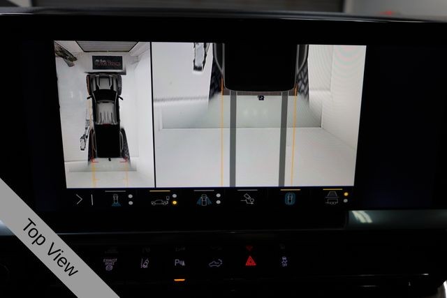 Chevrolet Silverado 3500HD Vehicle Full-screen Gallery Image 35