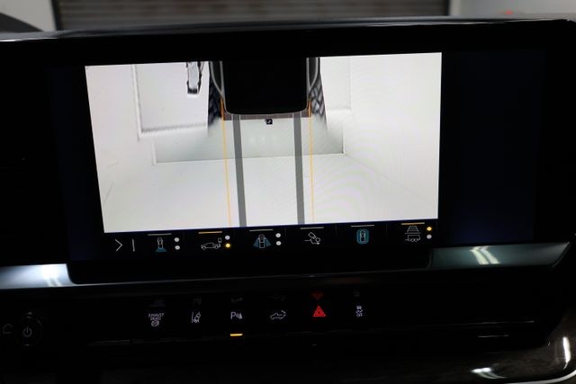 Chevrolet Silverado 3500HD Vehicle Full-screen Gallery Image 36