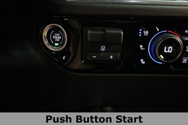 Chevrolet Silverado 3500HD Vehicle Full-screen Gallery Image 40