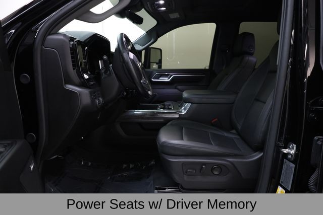 Chevrolet Silverado 3500HD Vehicle Full-screen Gallery Image 47