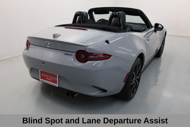 Mazda MX-5 Miata Vehicle Full-screen Gallery Image 22
