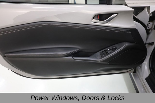 Mazda MX-5 Miata Vehicle Full-screen Gallery Image 35