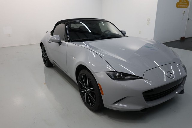 Mazda MX-5 Miata Vehicle Full-screen Gallery Image 43