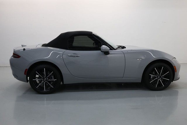 Mazda MX-5 Miata Vehicle Full-screen Gallery Image 48