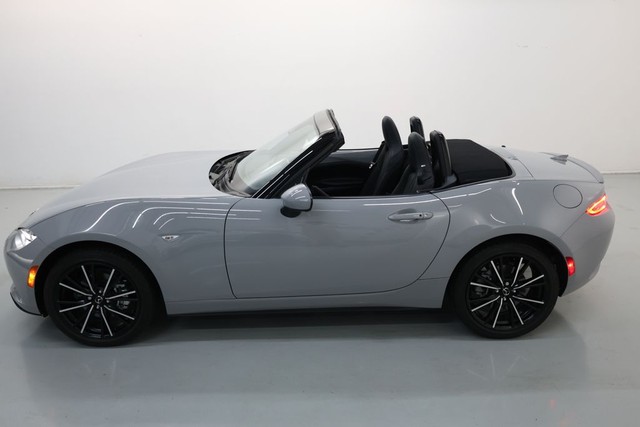 Mazda MX-5 Miata Vehicle Full-screen Gallery Image 51