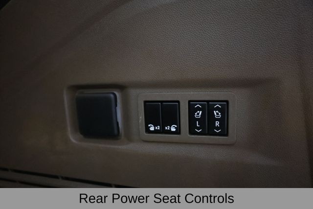 GMC Yukon Vehicle Full-screen Gallery Image 38