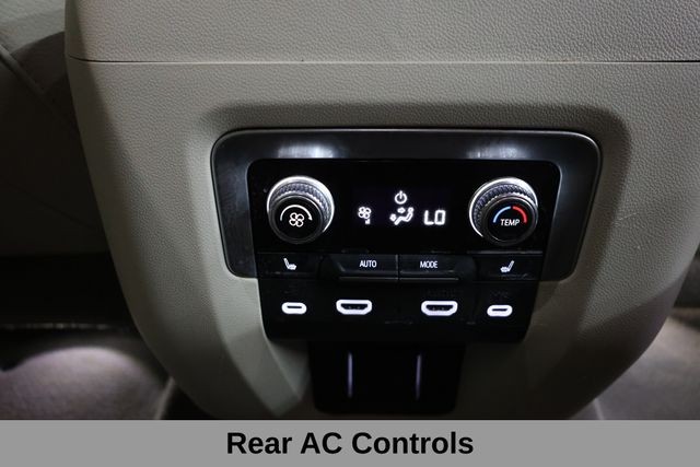 GMC Yukon Vehicle Full-screen Gallery Image 40