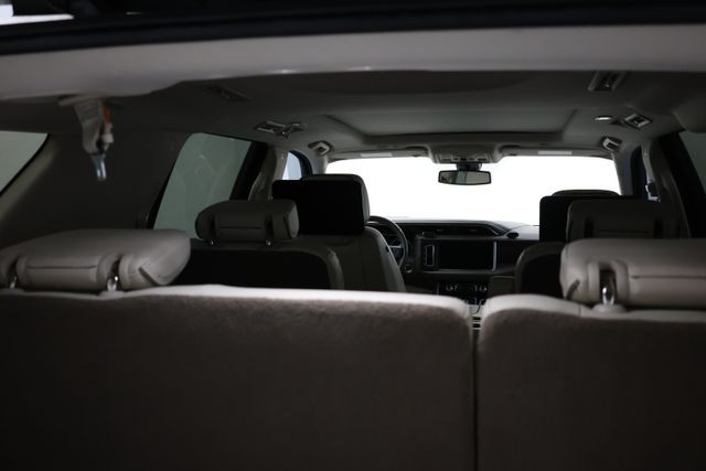 GMC Yukon Vehicle Full-screen Gallery Image 69