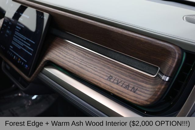 Rivian R1S Vehicle Full-screen Gallery Image 18