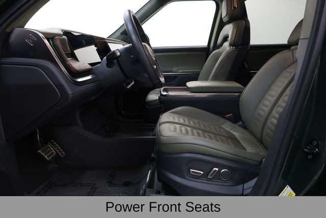 Rivian R1S Vehicle Full-screen Gallery Image 32