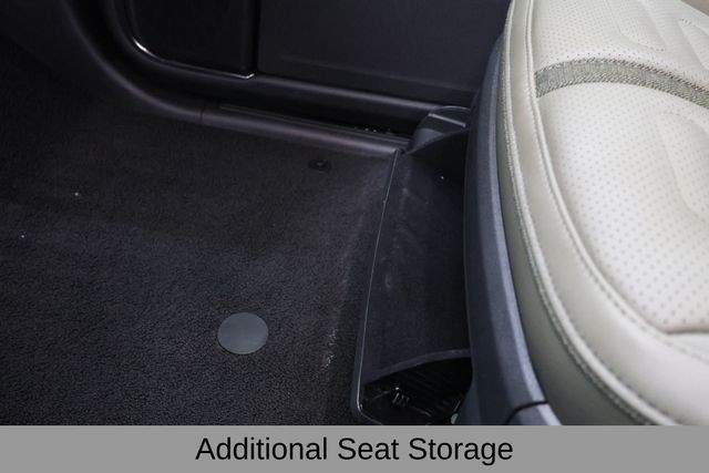 Rivian R1S Vehicle Full-screen Gallery Image 35