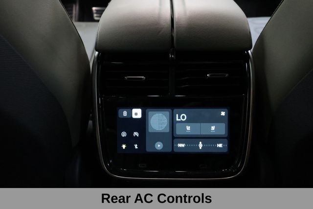 Rivian R1S Vehicle Full-screen Gallery Image 38
