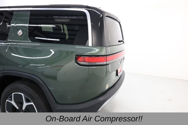 Rivian R1S Vehicle Full-screen Gallery Image 45