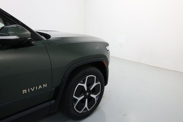 Rivian R1S Vehicle Full-screen Gallery Image 61