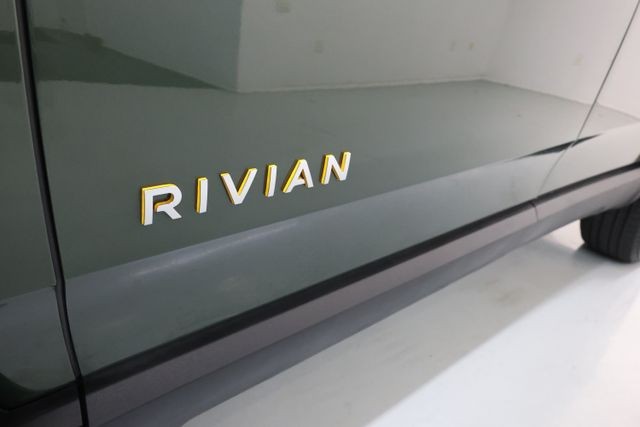 Rivian R1S Vehicle Full-screen Gallery Image 64